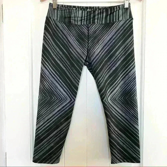 🌈 6/$60, Prana, Grey/Black, 3/4 Capri, Size Small - Picture 3 of 7